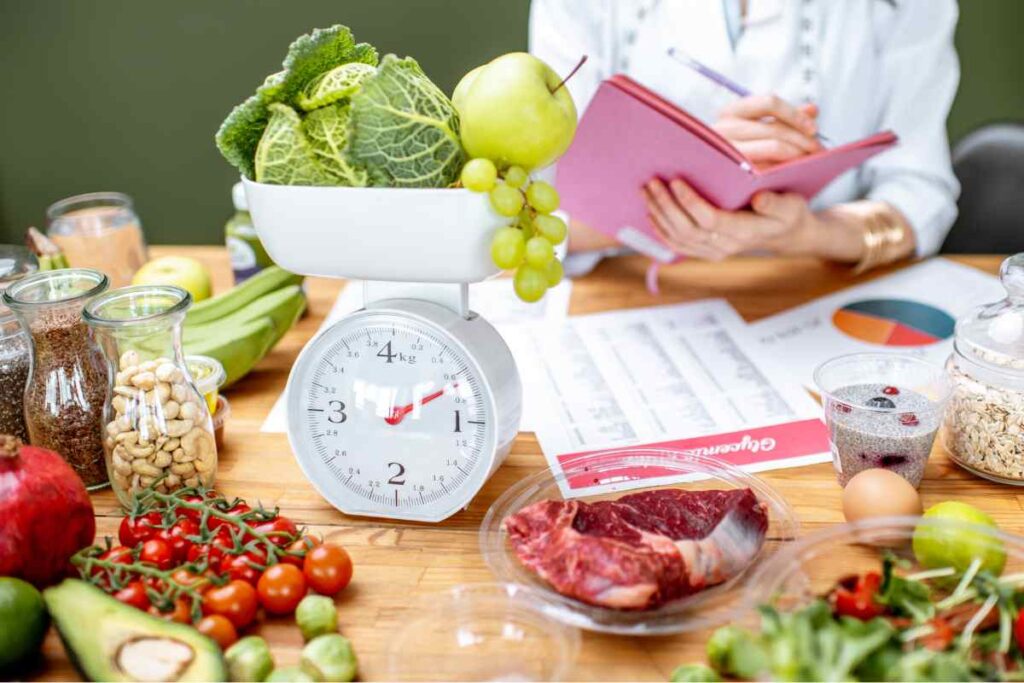 Osoba zapisująca wagę produktów