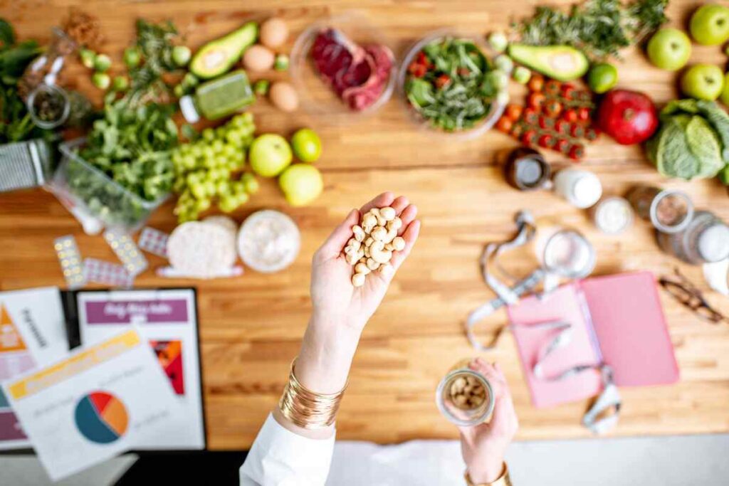 Dłoń trzymająca orzechy