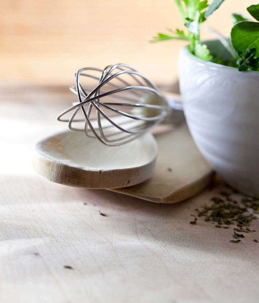 Łyżka i trzepaczka leżące na stole