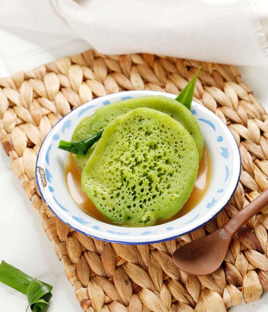 Talerz ze zdrowym jedzeniem na ratanowej podkładce