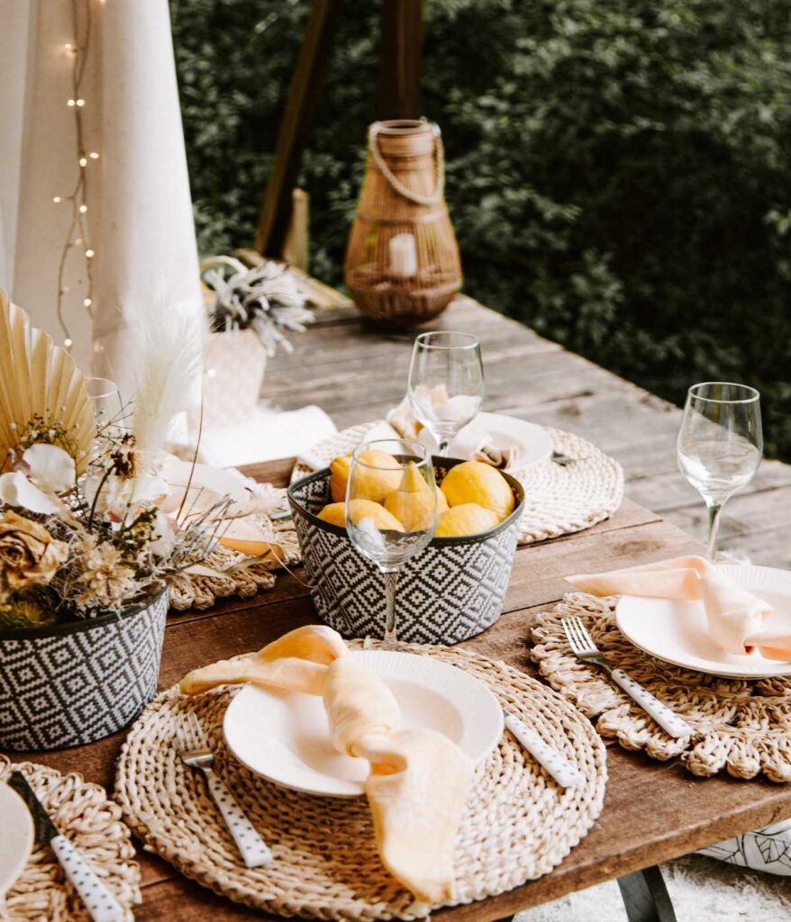 Stół udekorowany jedzeniem i naczyniami