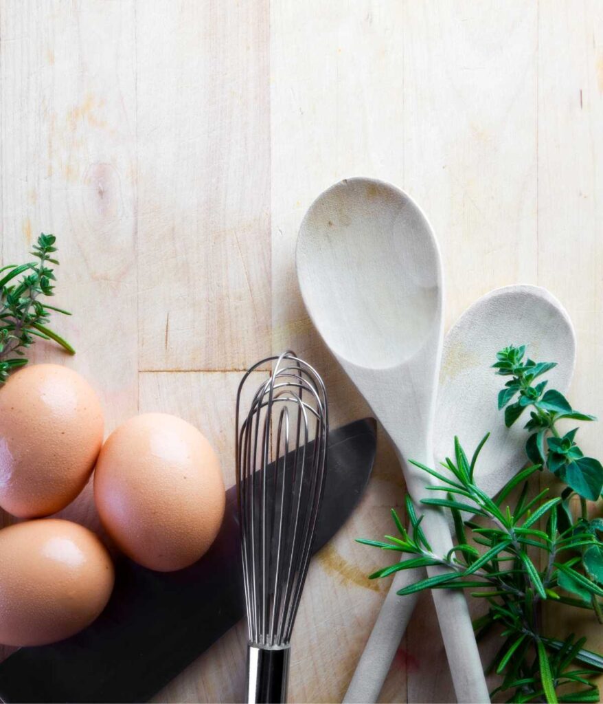 Łyżki i jajka leżące na białym stole