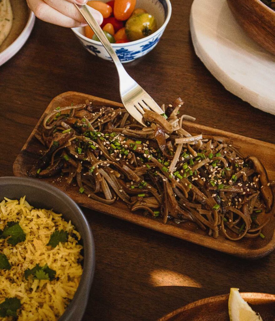 Zdrowe danie na ciemnym talerzu