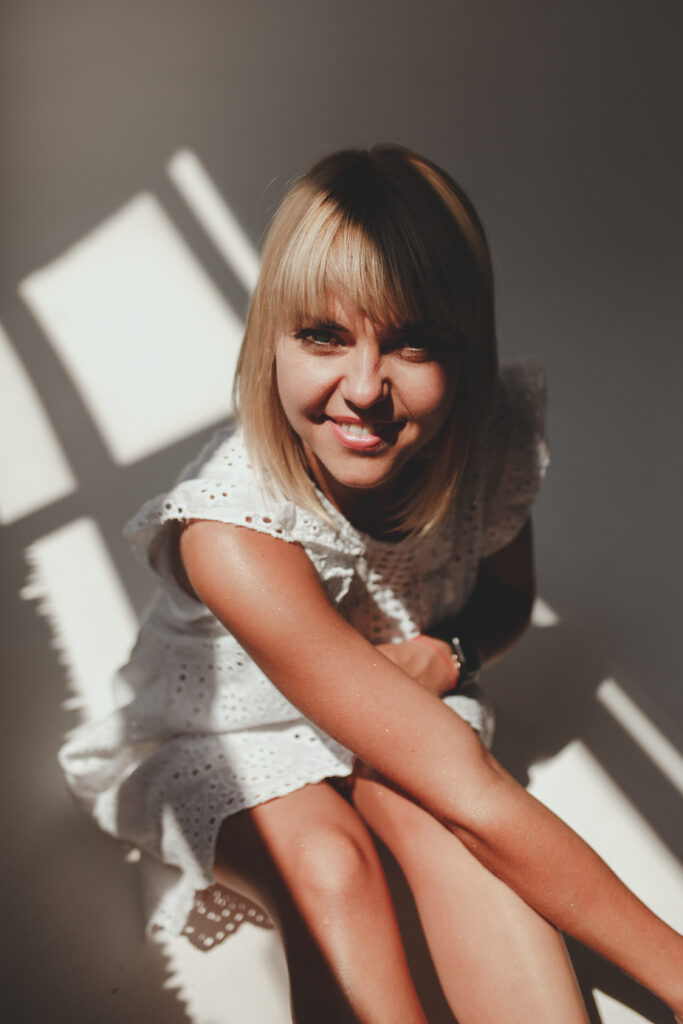 Uśmiechająca się Justyna o blond włosach 1